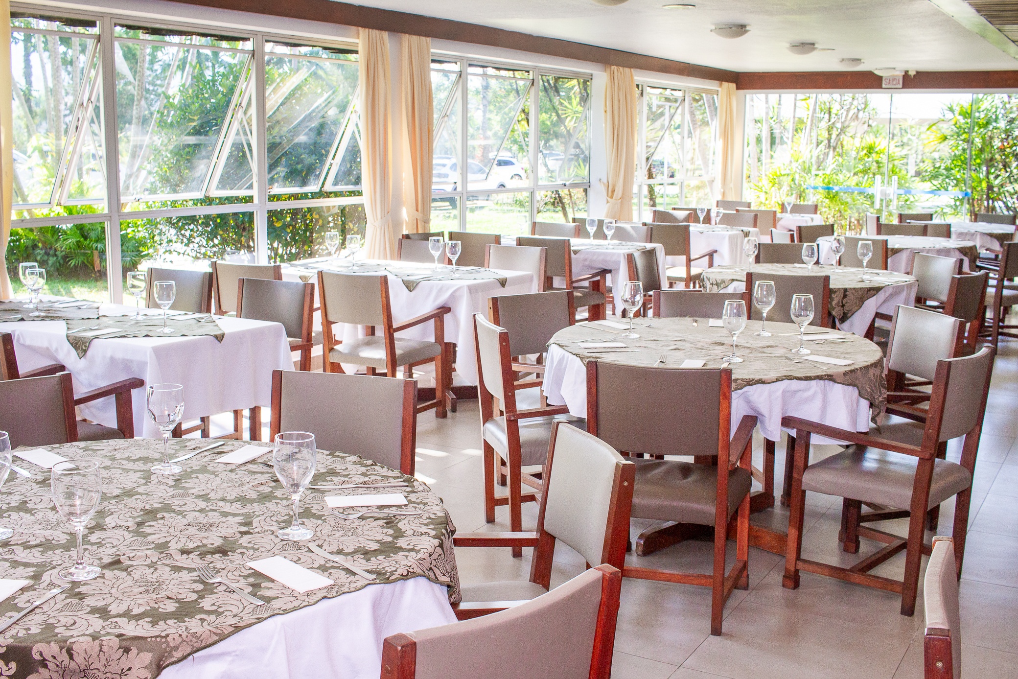 Ambiente com esquadrias de vidro do Águas Mornas Palace Hotel